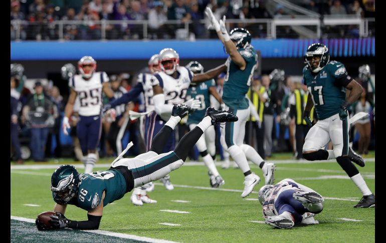 Zach Ertz se echa un clavado en la zona de anotación y el marcador se cambia a 38-33 a favor de los Eagles.