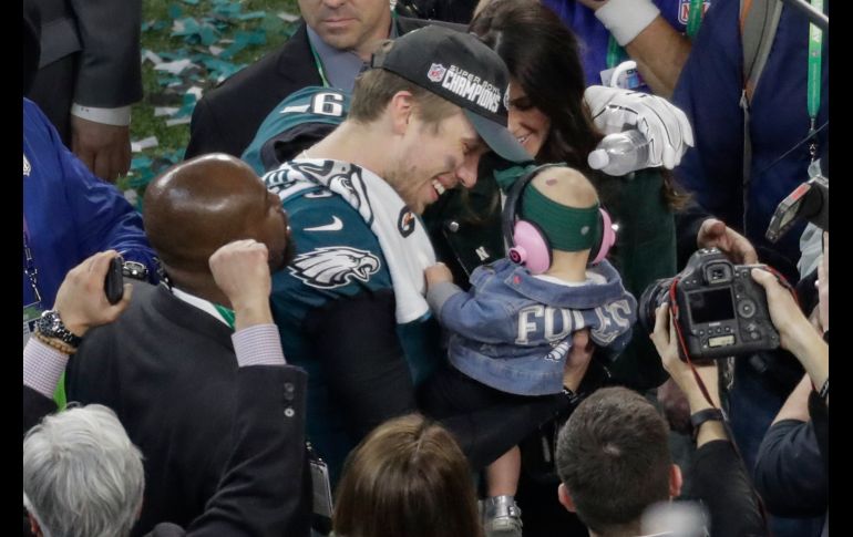 Nick Foles celebra con su hija y su esposa.