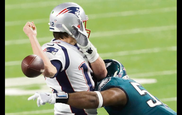 Con poco más de dos minutos por jugar, Brandon Graham (der.) logró capturar a Tom Brady y forzar un balón suelto que aclaró el camino del triunfo para los Eagles. AFP/ S. Lecka