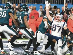Hasta el último segundo del Super Bowl LII, la afición estuvo al borde del asiento. Rob Gronkowski (#87) no pudo capturar el “Ave María” en la última jugada del partido. AFP/T. A. Clary