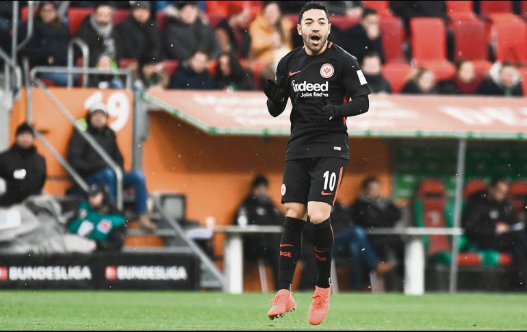 De vuelta. Marco Fabián vio acción durante 33 minutos en la derrota del Eintracht Frankfurt en su visita a Augsburgo. TWITTER/@eintracht_esp