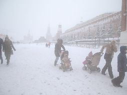 El mal clima dificulta las actividades cotidianas de los pobladores, que intentan seguir con sus labores. EFE/M. Shipenkov