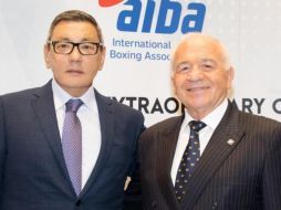 El presidente interino de la AIBA, Gafur Rakhimov (izquierda), ha sido acusado de tráfico de drogas y plutonio. ESPECIAL/aiba.org