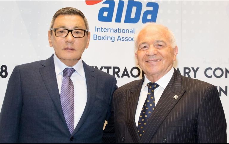 El presidente interino de la AIBA, Gafur Rakhimov (izquierda), ha sido acusado de tráfico de drogas y plutonio. ESPECIAL/aiba.org
