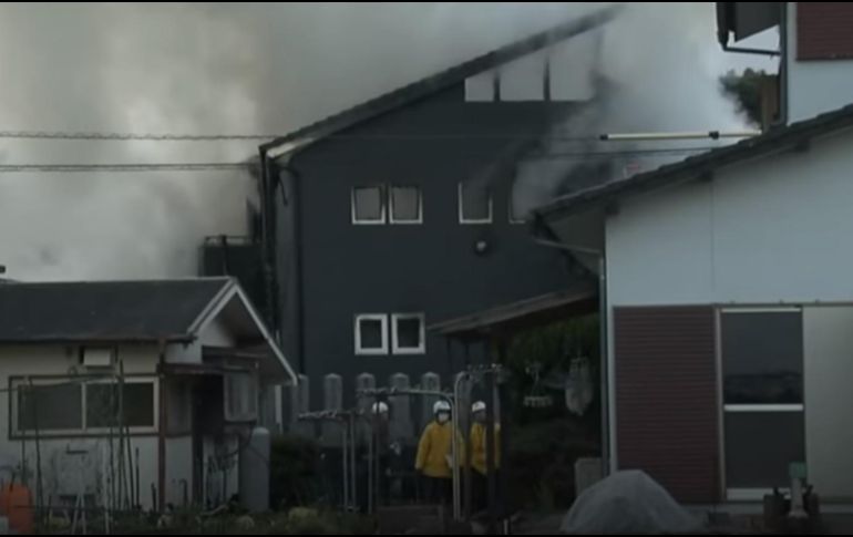 Una familia salió ilesa del incendio que se produjo en su casa cuando cayó la aeronave. YOUTUBE/CGTN