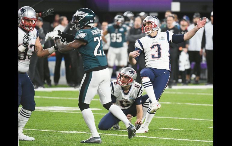 Los Patriots fallaron la oportunidad de acercarse a los Eagles cuando Stephen Gostkowski falló un gol de campo