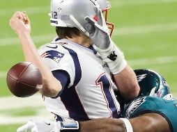 Con poco más de dos minutos por jugar, Brandon Graham (der.) logró capturar a Tom Brady y forzar un balón suelto que aclaró el camino del triunfo para los Eagles. AP/M. Humphrey
