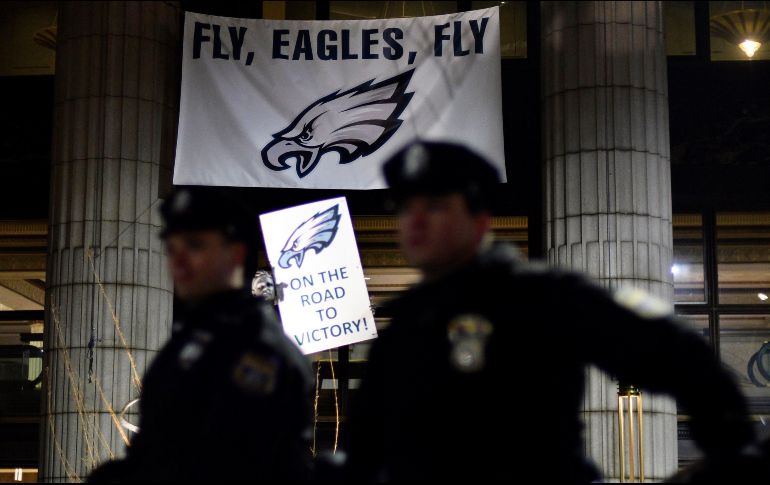 Algunos aficionados destruyeron cuanto a su paso se encontraban, debido a la felicidad de que su equipo ganara el trofeo Vince Lombardi por primera vez en la historia. EFE / S. Slabbers