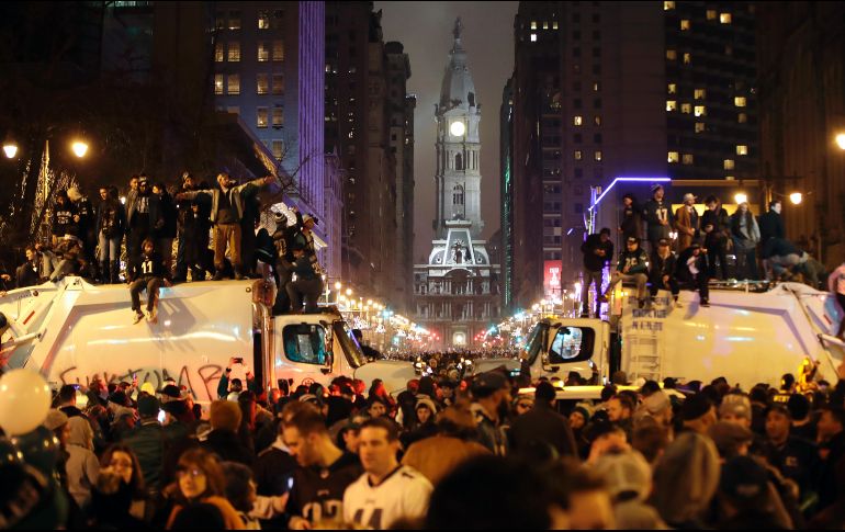 Bares y restaurantes cerraron a las dos de la mañana para evitar mayores problemas. AP / M. Rourke