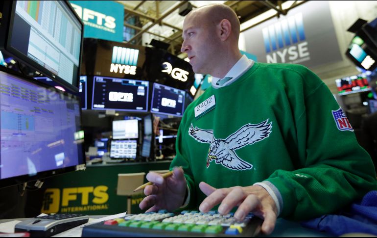 La felicidad incluso continúa este lunes. Un trabajador de la Bolsa de Valores de NY labora esta sesión con una sudadera del nuevo campeón de la NFL. AP / R. Drew