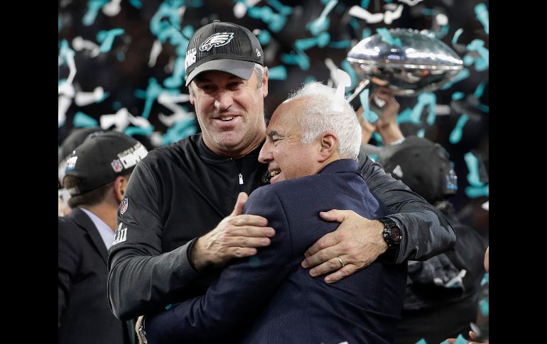 Jeffrey Lurie, dueño de los Eagles (d) y el entrenador del equipo, Doug Pederson, en el festejo.