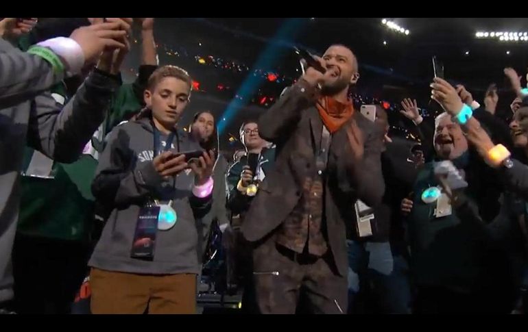 En redes no sólo se destacó el espectáculo musical del cantante, sino los comentarios que circularon luego de que se tomara una selfie con un joven que lejos de posar para la foto prefirió mirar su celular. ESPECIAL