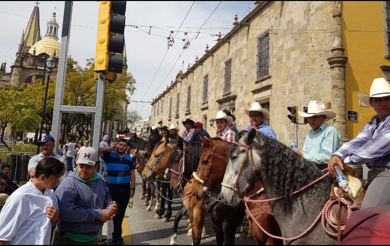 Algunos manifestantes recorrieron el trayecto de La Minerva hasta Plaza Liberación a caballo. EL INFORMADOR/N. MARTÍN DEL CAMPO