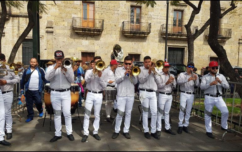 El mitin con que concluyó la manifestación estuvo amenizado por una banda de música regional. EL INFORMADOR/N. MARTÍN DEL CAMPO