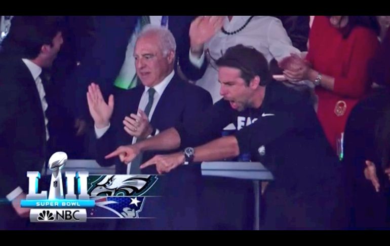 La reacción del actor Bradley Cooper derritió de amor a varios usuarios que compartieron esta imagen. TWITTER