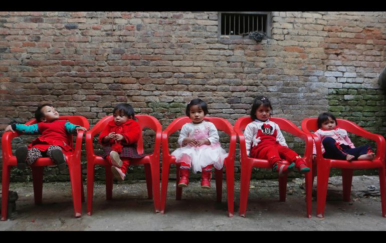 Niñas aguardan en el proceso de selección de la nueve diosa viviente conocida como 