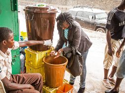Según datos de la Organización Mundial de la Salud (OMS), solo en una ducha de 5 minutos se gastan unos 100 litros de agua. AP/ ARCHIVO