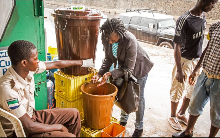 Según datos de la Organización Mundial de la Salud (OMS), solo en una ducha de 5 minutos se gastan unos 100 litros de agua. AP/ ARCHIVO