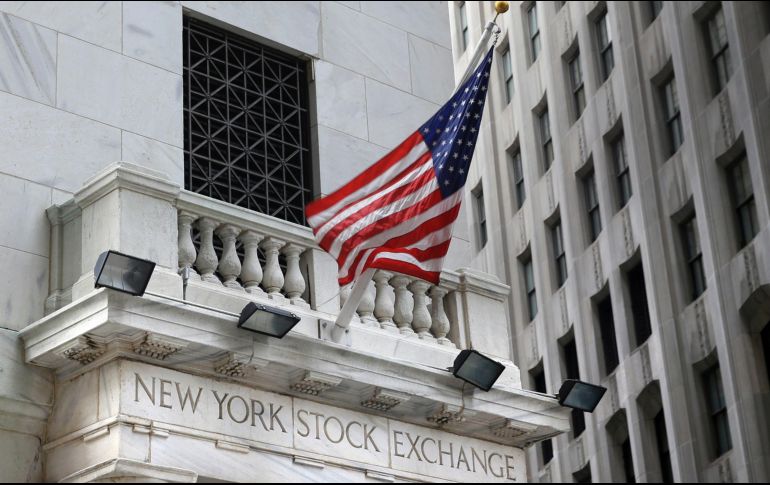 En el peor momento de la sesión, el Dow Jones de Industriales llegó a perder mil 597 puntos. AP / ARCHIVO