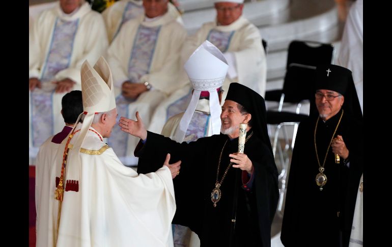 En su primera misa ya en el nuevo cargo, el cardenal Carlos Aguiar Retes (izq) saluda a miembros de la iglesia ortodoxa. EFE / J. Núñez