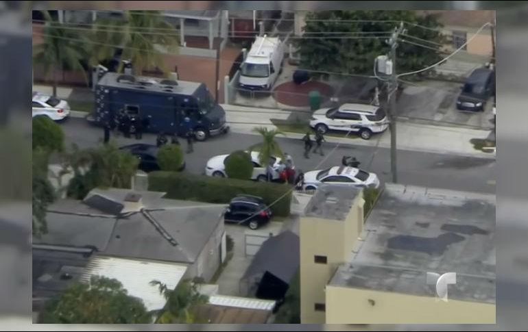 La policía mantiene rodeado el lugar que se ubica en el barrio de la Pequeña Habana. YOUTUBE / Al Rojo Vivo
