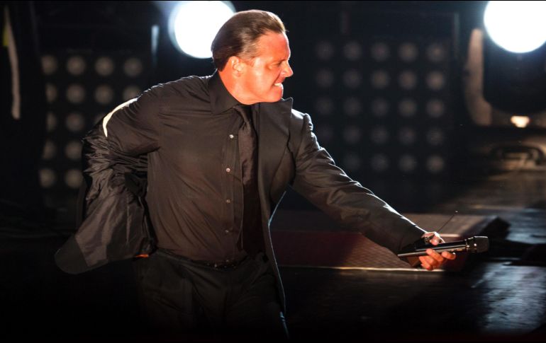 Al cantante se le observó relajado, con mucha conversación con sus acompañantes y sonriente. NTX/ARCHIVO