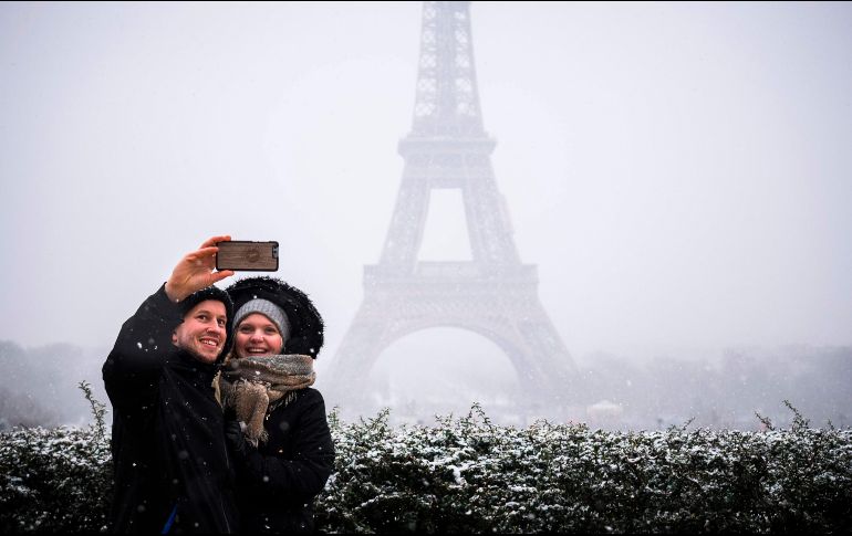 Por segundo día consecutivo, desde la madrugada pasada, la nieve cae casi de manera ininterrumpida sobre París. AFP / L. Bonaventure