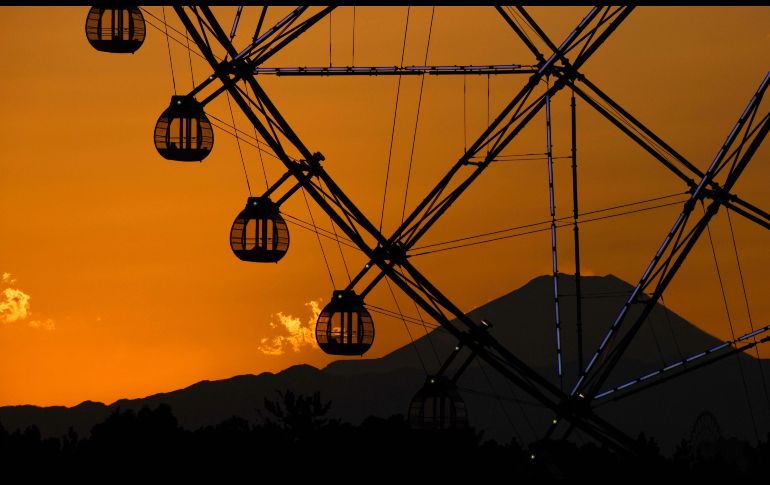 El monte Fuji se ve detrás de una rueda de la fortuna en el parque Kasai Rinkai de Tokio, Japón. AFP/K. Nogi