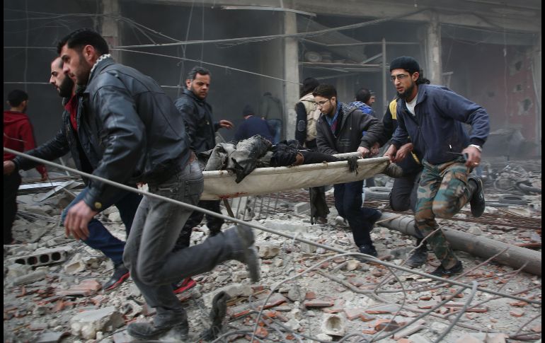 Rescatistas evacuan a heridos en ataques a la ciudad siria Kafr Batnaal, enclave de los rebeldes, que dejaron al menos 35 civiles muertos. AFP/A. Almohibany