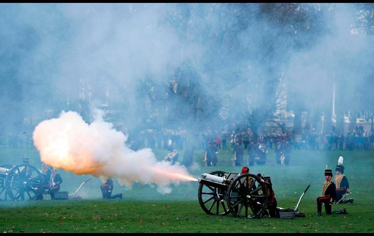 Integrantes de la Real Artillería Ecuestre disparan en el parque Green en Londres, como una forma de saludo para conmemorar el 66 aniversario del ascenso al trono de la reina Isabel II de Inglaterra. AFP/J. Tallis