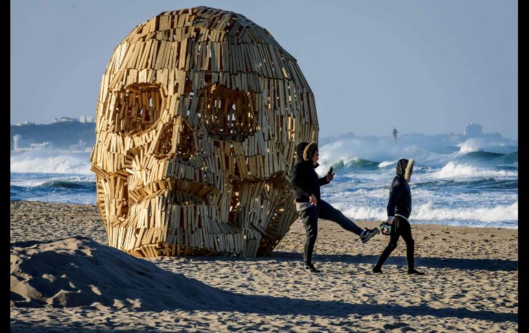 La obra de un artista se expone en la playa Gyeongpo en Gangneung, Corea del Sur. AFP/M. Antonov