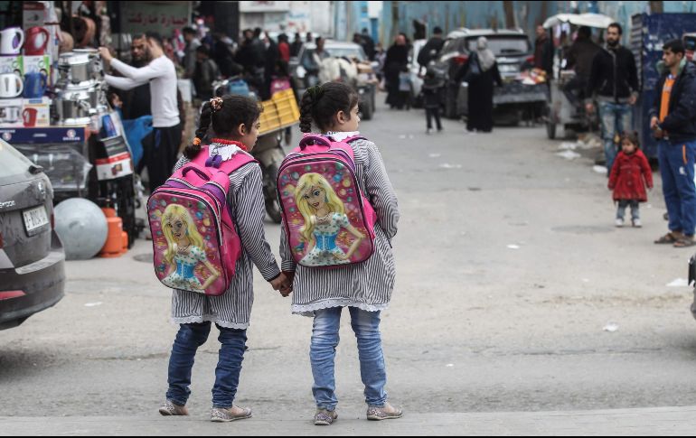 Niñas palestinas se ven en el campamento de refugiados en Rafah, en la Franja de Gaza, tras terminar las clases en una escuela administrada por Naciones Unidas. AFP/S. Khatib