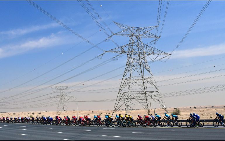Ciclistas compiten en la primera etapa del Tour de Dubai, en Emiratos Árabes Unidos, que se realiza de Sky Dive Dubai a Palm Jumeirah. AFP/G. Cacace