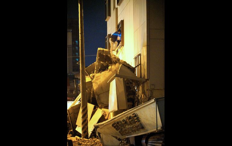 Rescatistas ayudaban a huéspedes y trabajadores a salir del hotel. AFP/P. Yang