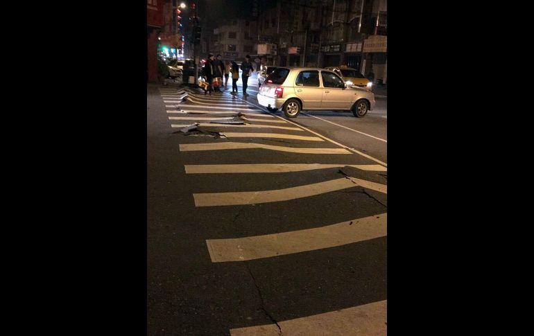 El pavimento en una calle se rompió. EFE