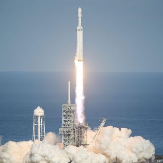 Lanza Space X con éxito el cohete Falcon Heavy
