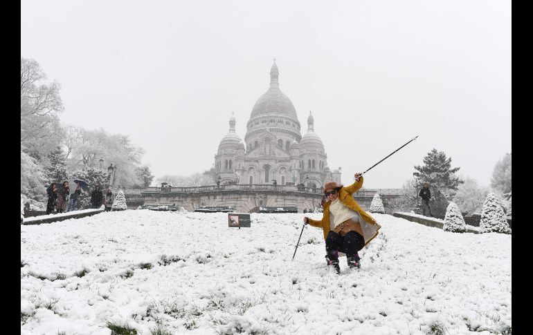 Una mujer esquía en la colina de Montmartre, frente a la Basílica del Sagrado Corazón, en la capital francesa. AFP/A. Jocard