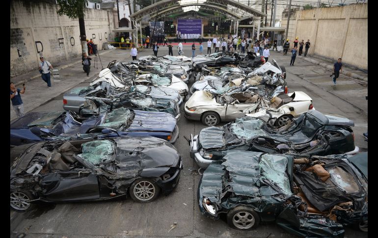 La Oficina de Aduanas destruyó 20 automóviles de un valor de 61 millones de pesos filipinos, equivalentes a más de un millón de dólares  AFP/T. Aljibe