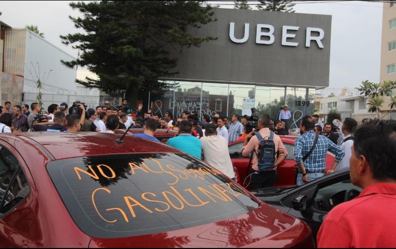 Al menos100 choferes colocaron sus vehículos sobre Plan de San Luis para cerrar el paso a la circulación vial. EL INFORMADOR / G. Gallo