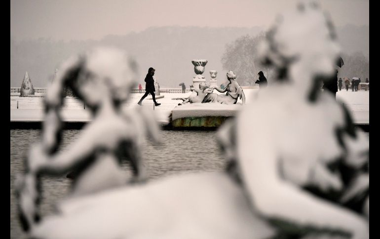 Los jardines del Palacio de Versalles en Francia se cubren de una capa de nieve. AFP/C. Simon