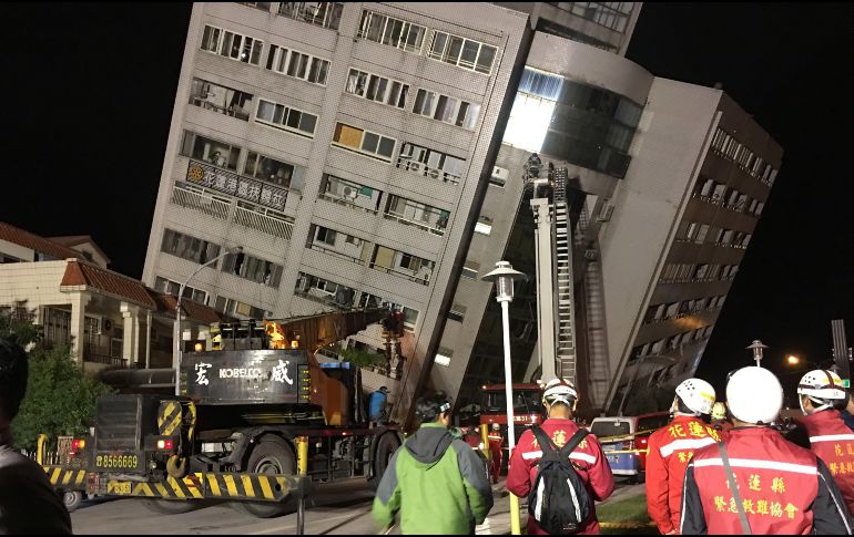 Un edificio colapsado tras el terremoto de 6.4 grados en la escala de Richter, que sacudió Hualien, Taiwán. EFE