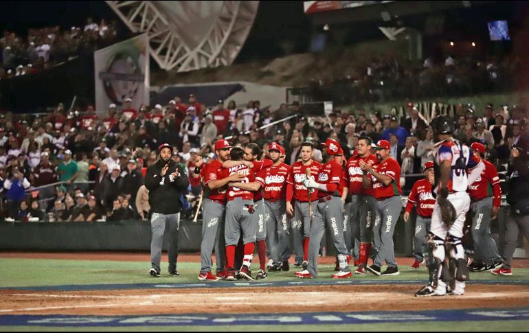 Jugadores de la novena mexicana celebran tras rescatar su único triunfo de la Serie del Caribe Jalisco 2018. EL INFORMADOR/F. Atilano