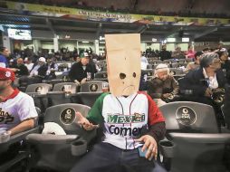 Vergüenza. Aficionados protestaron por el pésimo desempeño de la novena mexicana usando bolsas para ocultar sus rostros. EL INFORMADOR/F. Atilano