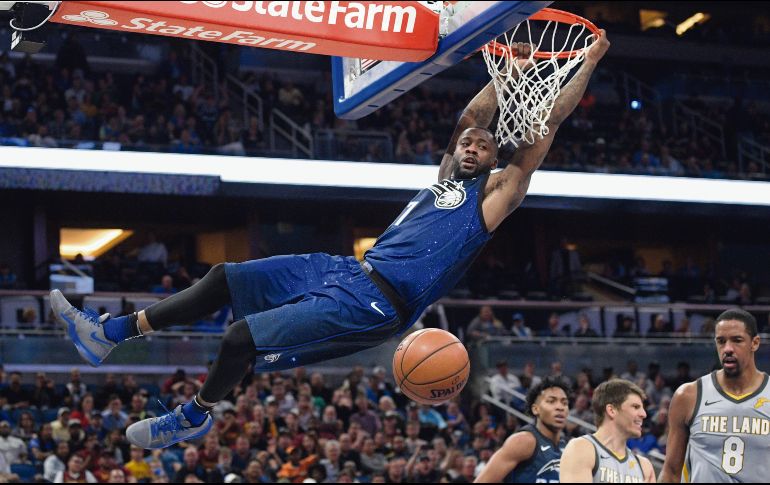 Jonathon Simmons. El jugador del Magic de Orlando clava el balón para sumar dos de los 34 puntos que consiguió ayer ante los Cavaliers. AP