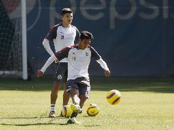 El que se salva. Walter Gael Sandoval fue el jugador rojiblanco que más servicios precisos tuvo ayer en el entrenamiento en Verde Valle. EL INFORMADOR/A. Camacho