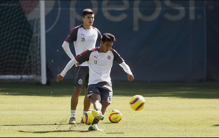 El que se salva. Walter Gael Sandoval fue el jugador rojiblanco que más servicios precisos tuvo ayer en el entrenamiento en Verde Valle. EL INFORMADOR/A. Camacho
