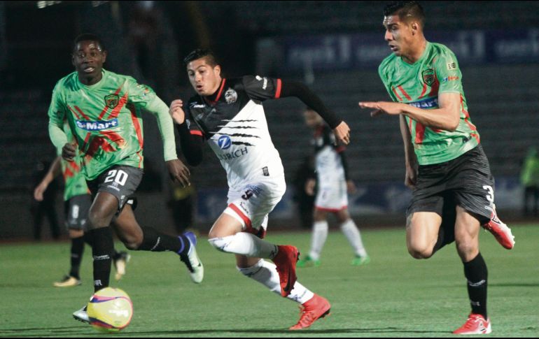 Sentencia. Diego Jiménez (derecha) puso el 3-0 de Lobos BUAP ante Juárez. NTX