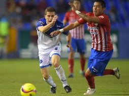 Facundo Juárez y Juan Castro se disputan el balón durante el encuentro. MEXSPORT/I. Ortiz