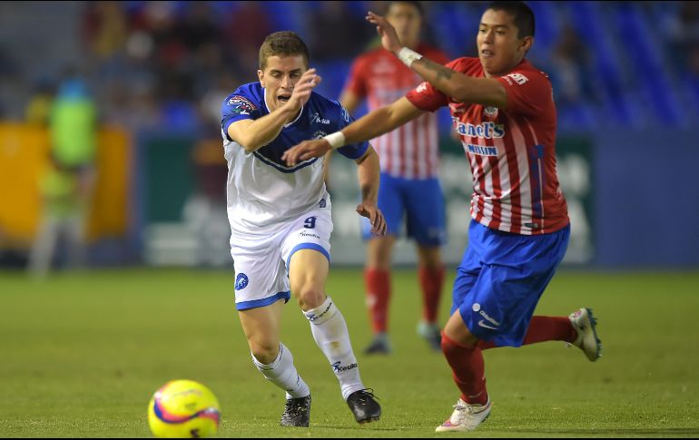 Facundo Juárez y Juan Castro se disputan el balón durante el encuentro. MEXSPORT/I. Ortiz