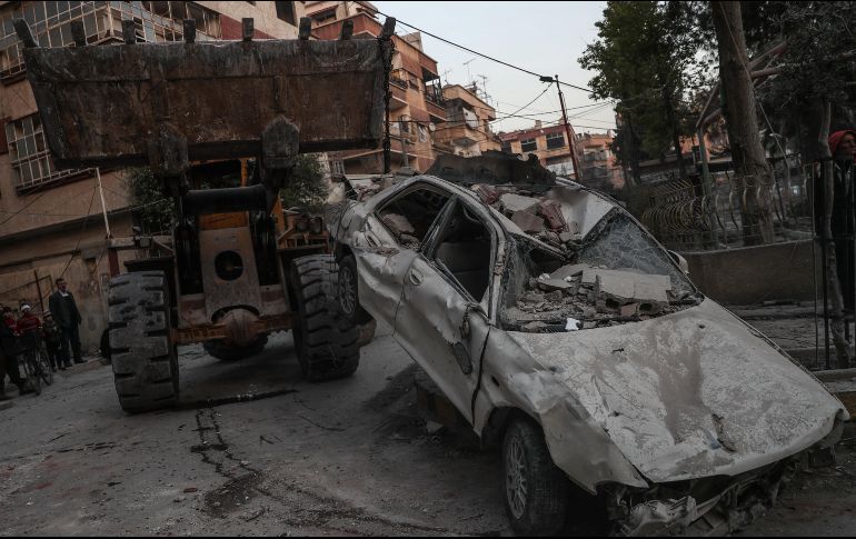 Trabajadores del departamento de Defensa Civil sirio retiran escombros en la búsqueda de 11 personas desaparecidas en el derrumbe de un edificio tras un bombardeo en Duma. EFE/M. Badra